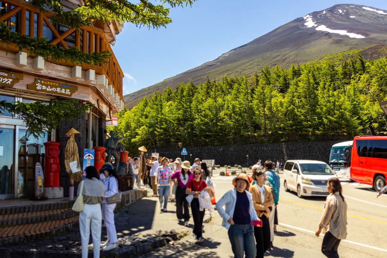 五合目は開山前でも観光バスが行列
