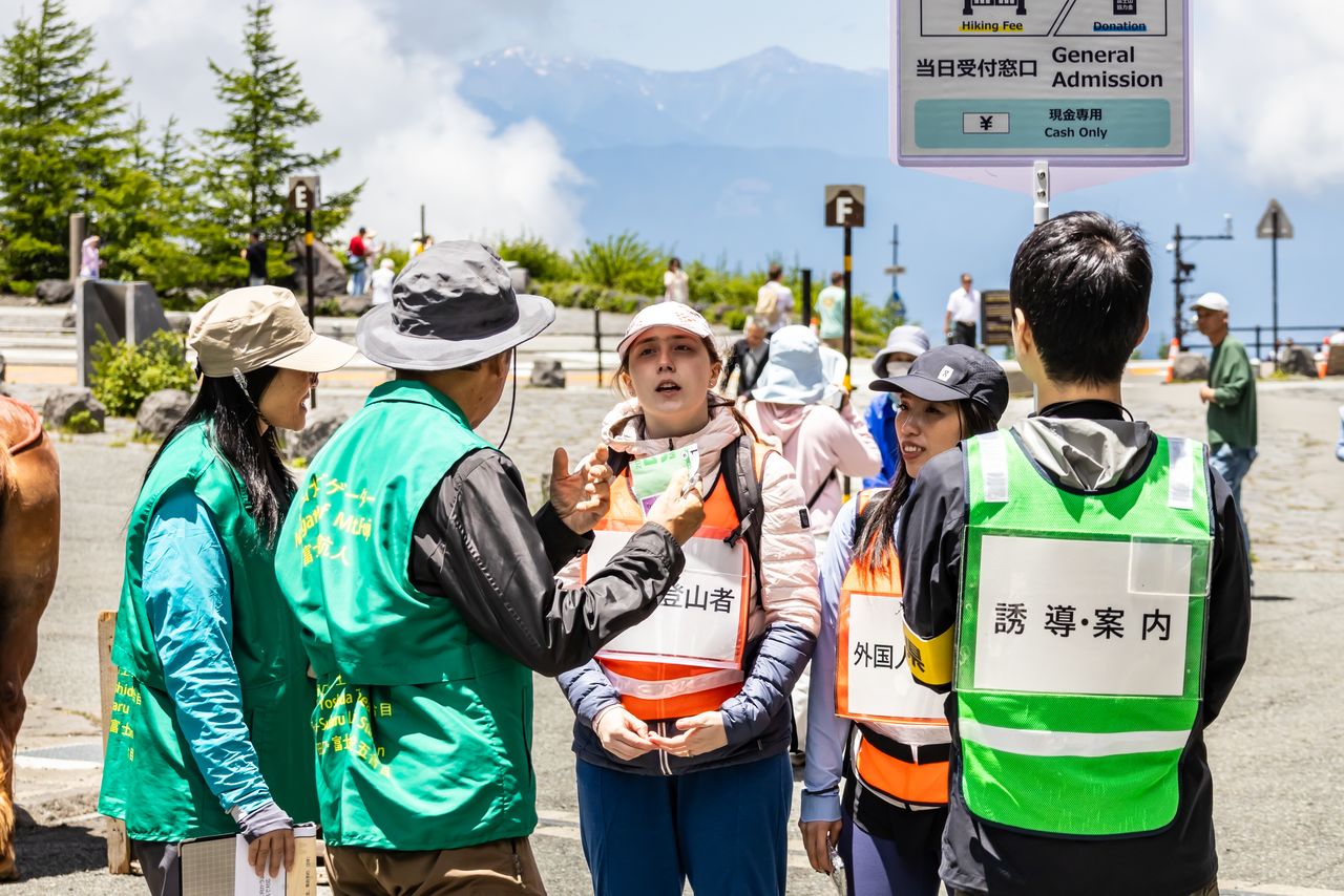 通訳も配備して、外国人ツーリストに安全登山を呼び掛ける