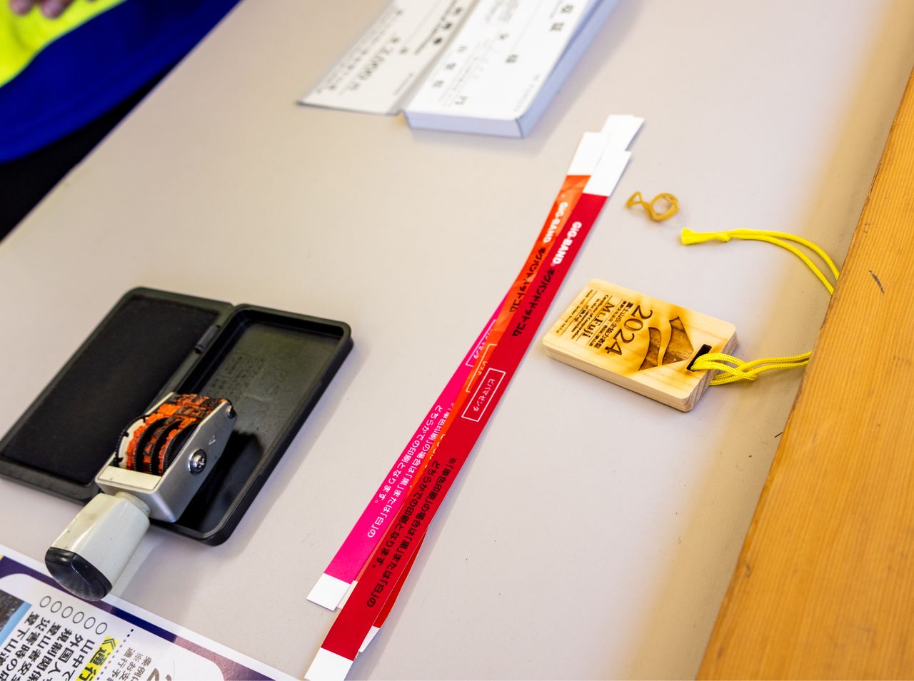 通行料とは別に富士山保全協力金1000円を支払うと、オリジナルの富士ヒノキ木札ストラップがもらえる