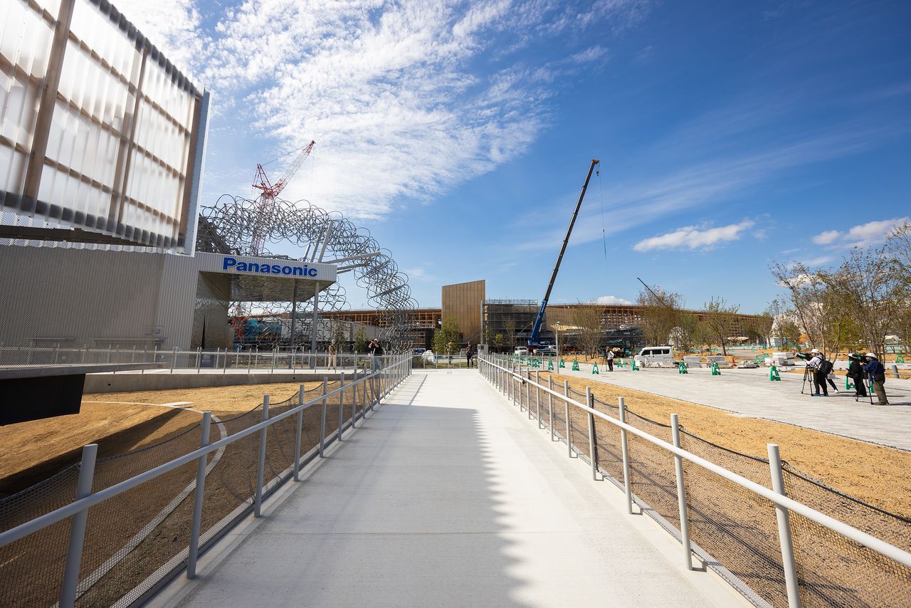 三菱未来館前から、パナソニックグループのパビリオン「ノモの国」越しに大屋根リングを望む