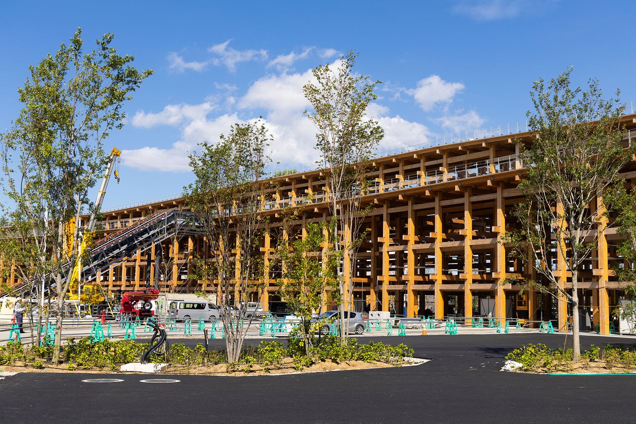 内側から見上げる大屋根リング。左手ではエスカレーターの設置が進んでいた