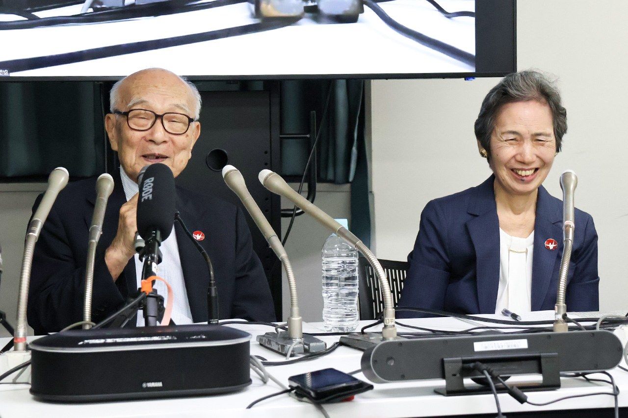 ノーベル平和賞受賞を喜ぶ日本被団協の田中照巳代表委員(左)と和田征子事務局次長(右)