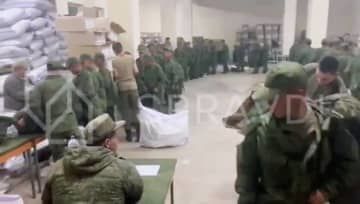 10月、ウクライナ文化情報省傘下の機関が公開した北朝鮮兵とされる映像の一場面。ロシア極東の軍事施設で装備品を受け取る様子としている(共同)