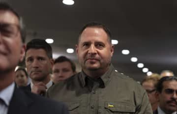 会合に出席するウクライナのイエルマーク大統領府長官(中央)=10月30日、カナダ・モントリオール(Christinne Muschi/The Canadian Press提供・AP=共同)