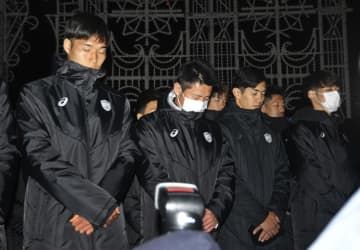 阪神大震災から30年となり、発生時刻に合わせて黙とうするJ1神戸の(手前左から)山川哲史選手、吉田孝行監督、武藤嘉紀選手ら=17日午前5時46分、神戸市中央区の東遊園地