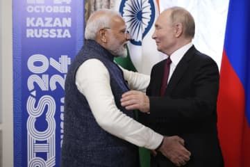 ロシア・カザンのBRICS首脳会議で抱擁を交わすプーチン大統領(右)とインドのモディ首相=2024年10月(AP=共同)