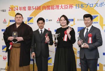 日本プロスポーツ大賞の授賞式後、記念写真に納まる(左から)大の里、小田凱人、北口榛花、DeNA・三浦監督=29日午後、東京都内のホテル