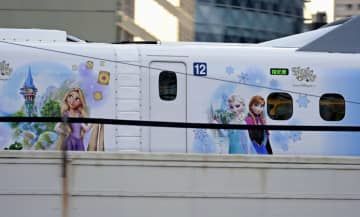 特別塗装の東海道新幹線車両に描かれた映画「アナと雪の女王」や「塔の上のラプンツェル」のキャラクター=21日朝、名古屋市