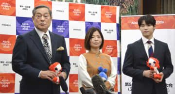 2026年の愛知・名古屋アジア大会とアジアパラ大会の公式アンバサダーに委嘱され、報道陣の取材に答える(左から)松平健さん、大久保佳代子さん、木村柾哉さん=26日午前、名古屋市