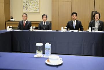 自民党派閥裏金事件の実態解明に向け、旧安倍派会計責任者の松本淳一郎氏の聴取に臨む衆院予算委の安住委員長(奥左から2人目)ら。手前は松本氏の席=27日午前、東京都内のホテル(代表撮影)