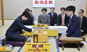 将棋の第50期棋王戦コナミグループ杯5番勝負の第3局を前に、検分する藤井聡太棋王(左)と増田康宏八段=1日午後、新潟市の新潟グランドホテル