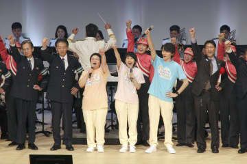 警視庁のイベントに参加した(左2人目から)迫田裕治警視総監、お笑いコンビ「ハリセンボン」の近藤春菜さん、箕輪はるかさん、俳優の浜田龍臣さんら=21日午後、東京都世田谷区