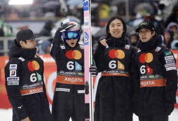 W杯ジャンプ男子団体最終第4戦で飛躍を終え結果発表を待つ日本の(左から)小林朔太郎、小林陵侑、中村直幹、二階堂蓮。5位となった=プラニツァ(ロイター=共同)