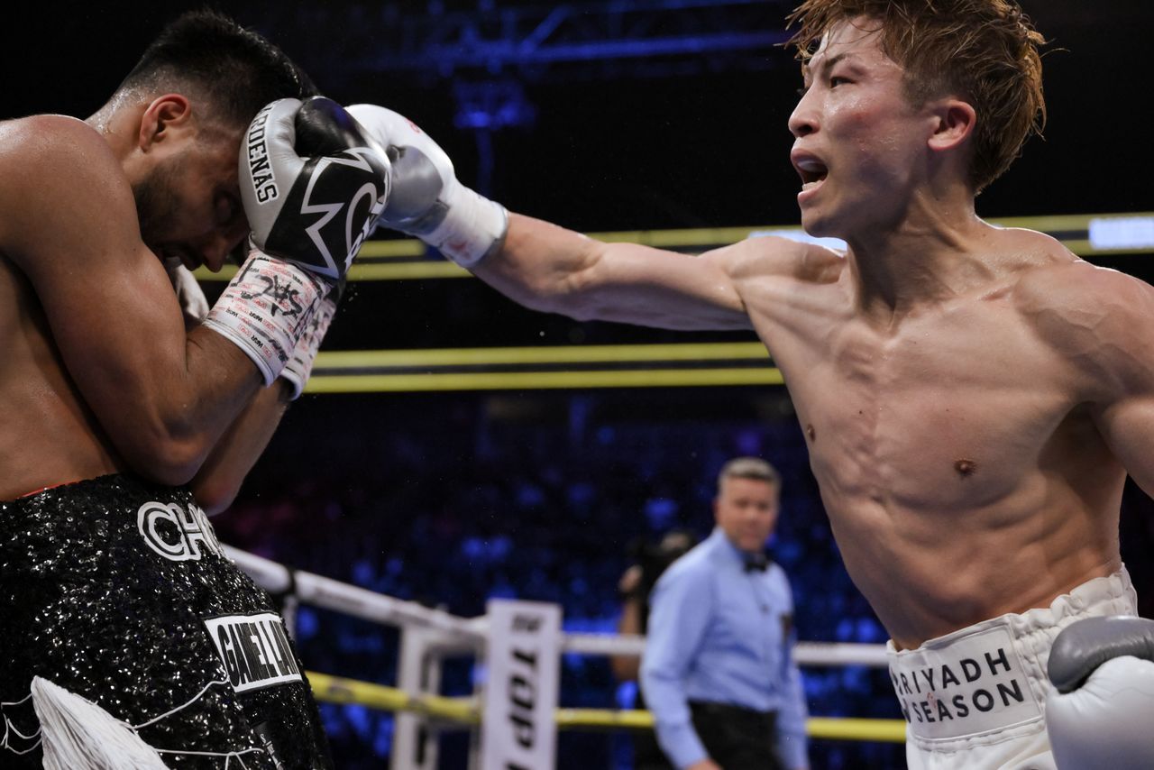 挑戦者のカルデナス(左)を攻める統一王者の井上尚弥=5月4日、米ネバダ州ラスベガス(ZUMA Press Wire via Reuters Connect)