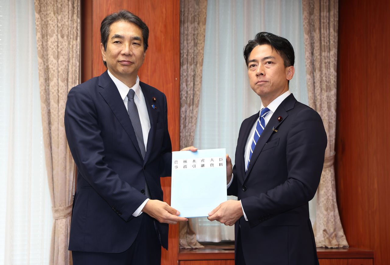新旧農水相の引き継ぎ式。江藤拓前農水相(左)と小泉進次郎農林水産相相(22日午前、東京・霞が関の農水省)(時事)