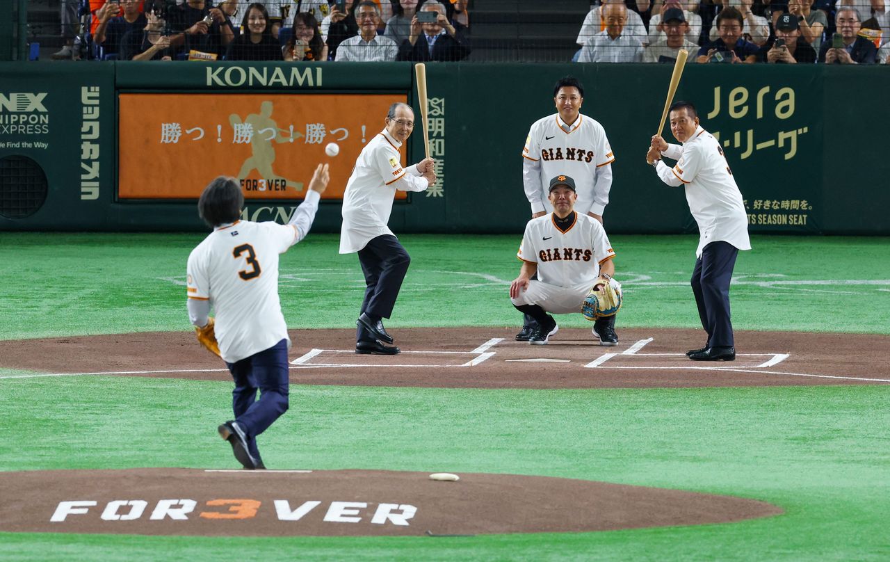 追悼試合でセレモニアルピッチを務めた投手の松井秀喜氏、左打者の王貞治氏、右打者の原辰徳氏、球審の高橋由伸氏、捕手の阿部慎之助氏=東京ドーム(時事)