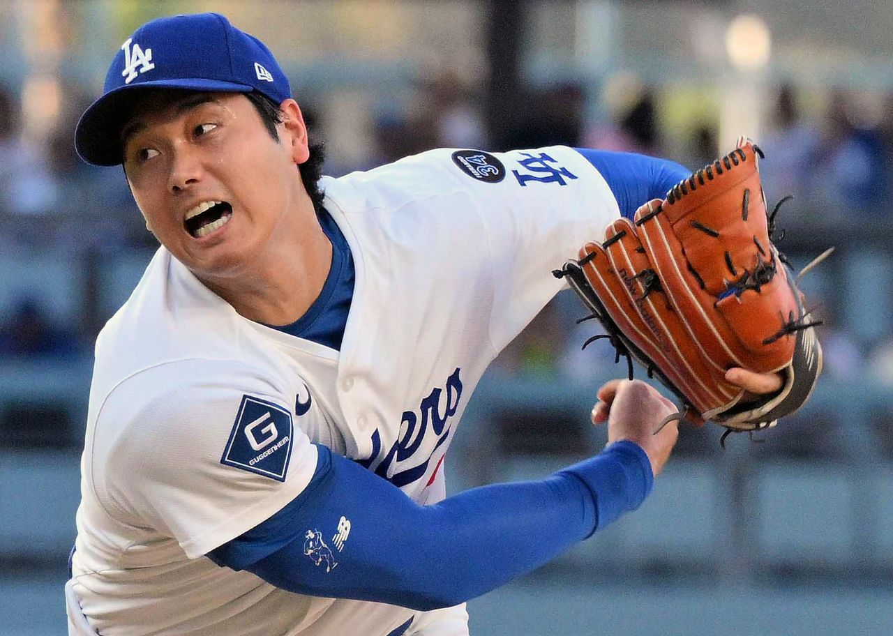 力投し、今季初勝利を飾った大谷翔平選手、米ロサンゼルス(時事)