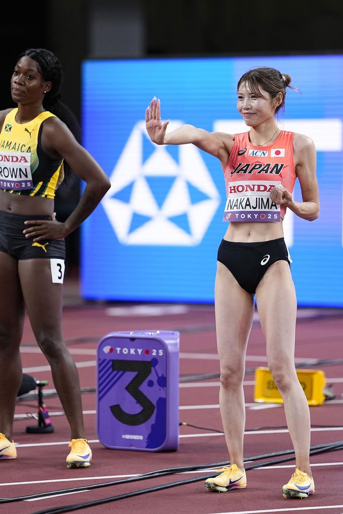 女子100メートル障害準決勝の選手紹介で猗窩座ポーズを決める中島ひとみ(共同)