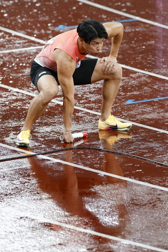 男子400メートルリレー決勝前にルフィのポーズをとる1走の小池祐貴(共同)