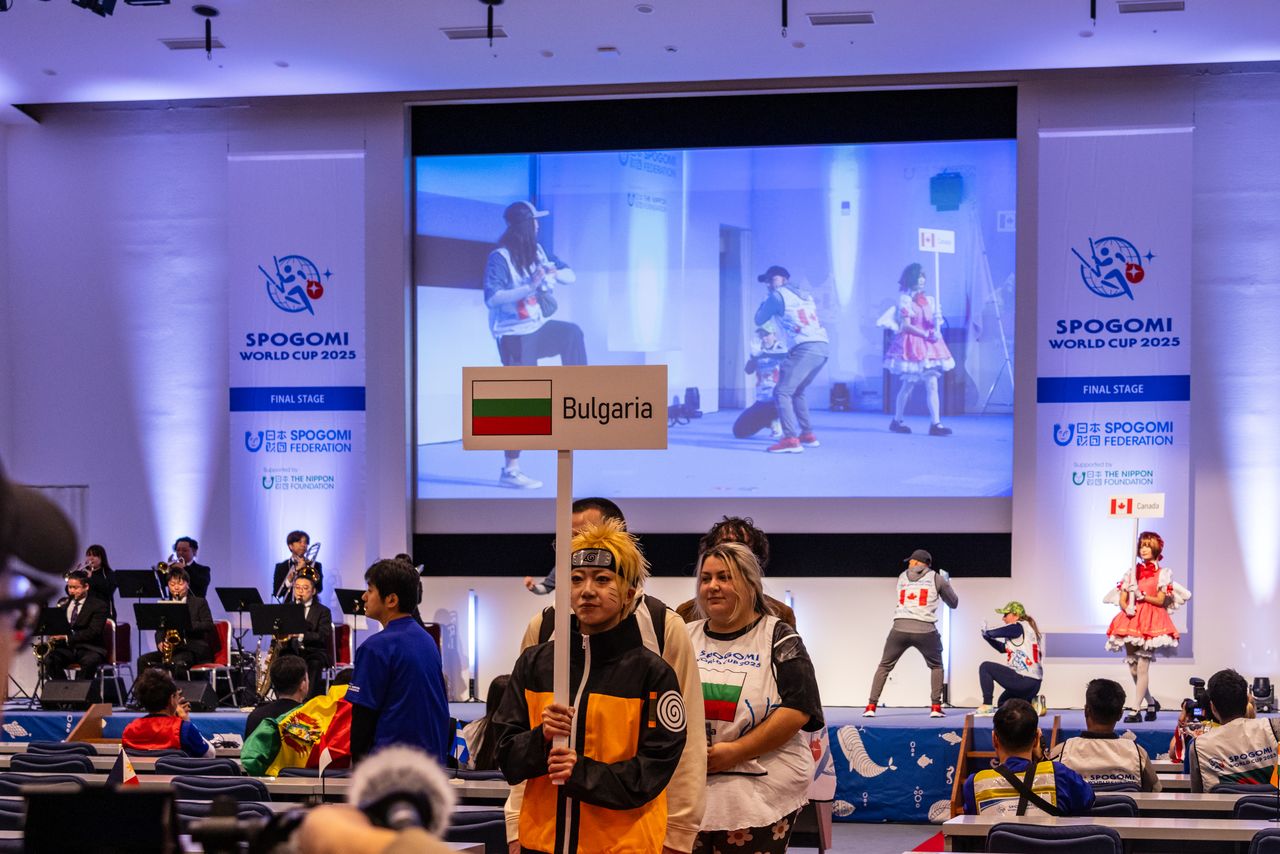 開幕式では、アニメやゲーム音楽のオーケストラ演奏に乗って、コスプレイヤーに先導された選手たちが入場行進