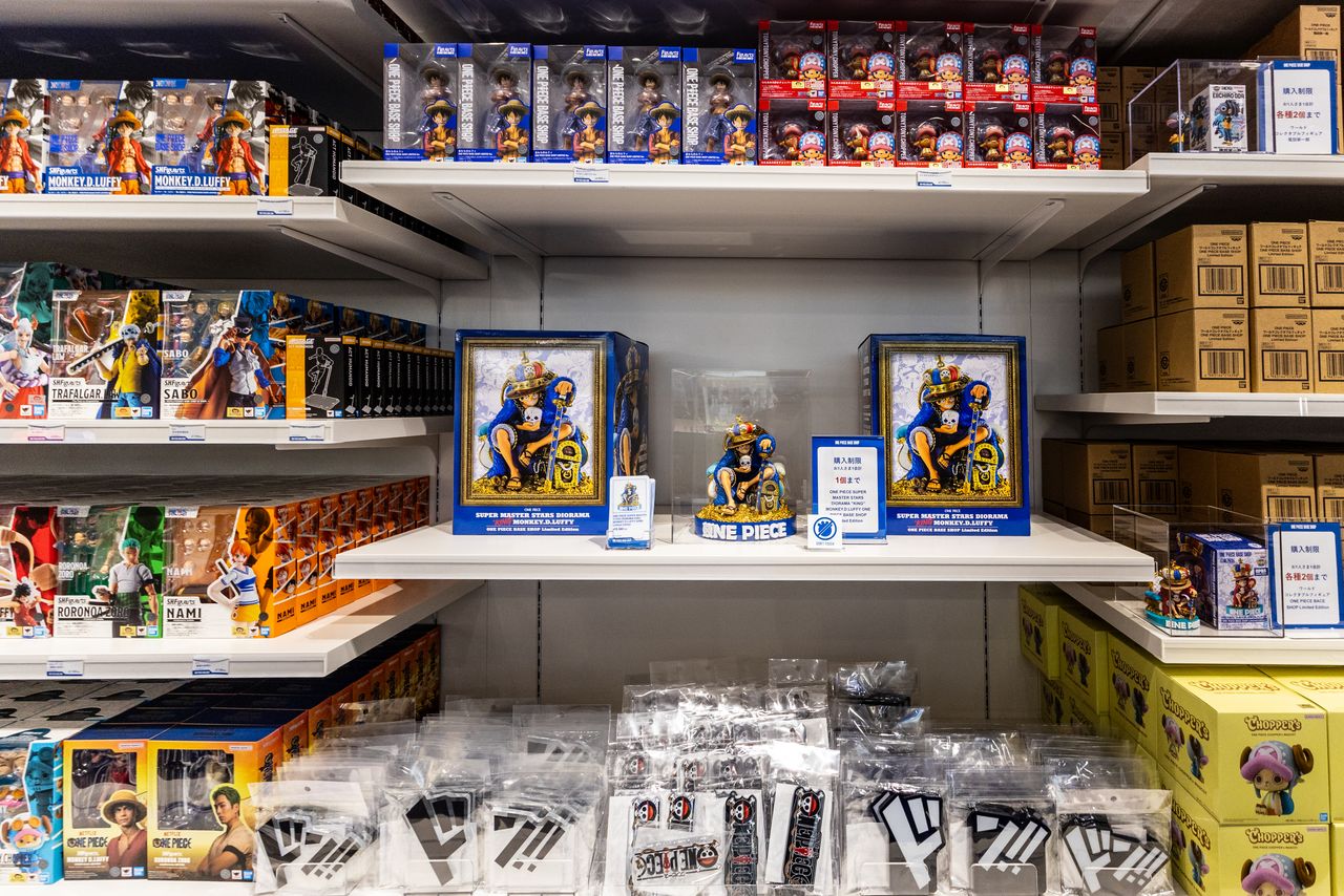 キャラクターだけでなく、作中に頻出する効果音「ドン‼」をあしらった商品まである