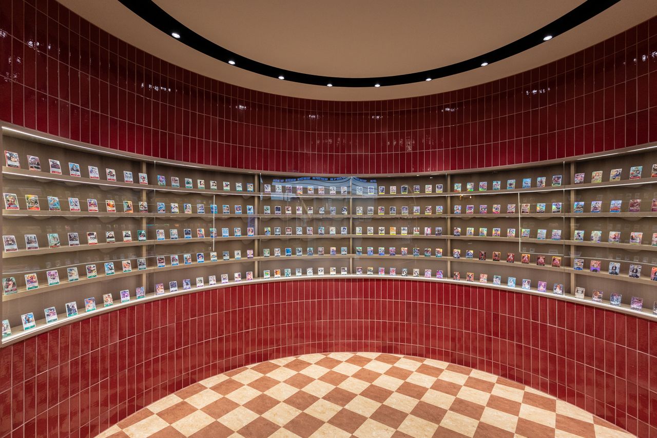 トレーディングカードの専用コーナーもある