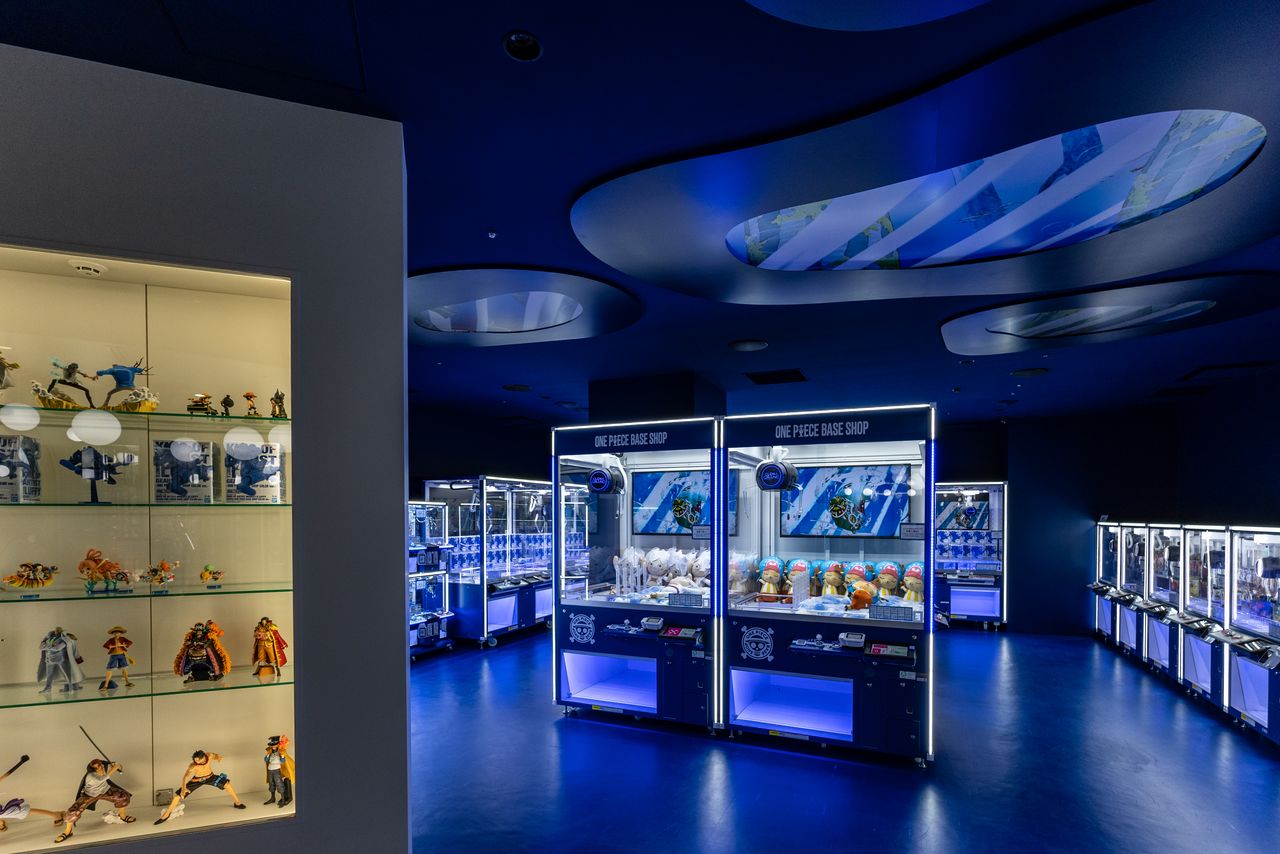 深海の「魚人島」をイメージしたクレーンゲーム・コーナー