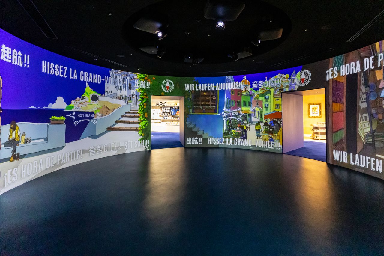 オリジナルのアニメ映像に包まれるエントランススペース