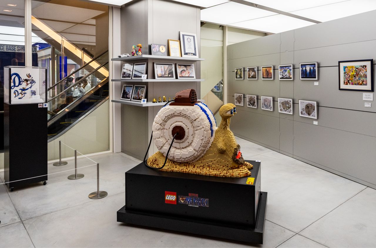 尾田栄一郎さんの描き下ろしイラスト、4万以上のパーツで作られた「電伝虫(でんでんむし)」のレゴアートなども展示