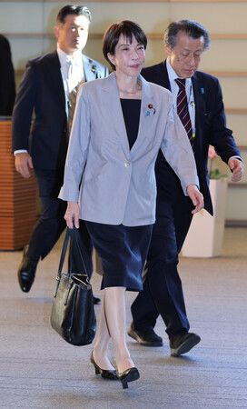 首相官邸に入る高市早苗首相=5日午前、東京・永田町