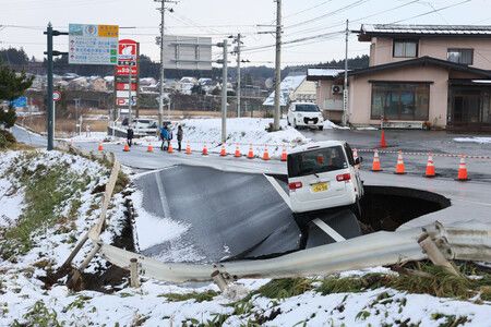 地震の影響で陥没した道路=9日午後、青森県東北町