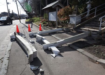 地震の影響で倒壊した八坂神社の鳥居=9日午後、青森県八戸市