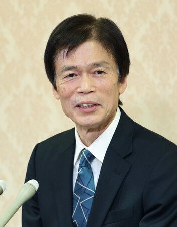 記者会見する宮内庁の黒田武一郎新長官=25日午後、同庁