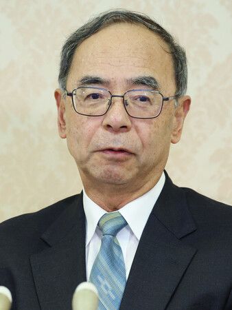 記者会見する宮内庁の西村泰彦前長官=25日午後、同庁