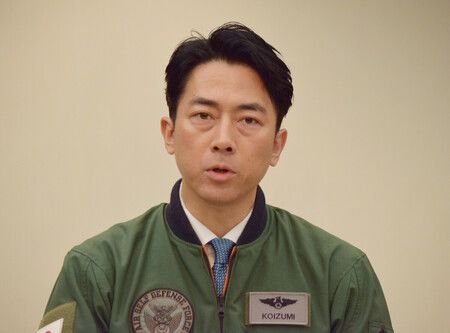 記者会見する小泉進次郎防衛相=7日午後、那覇市