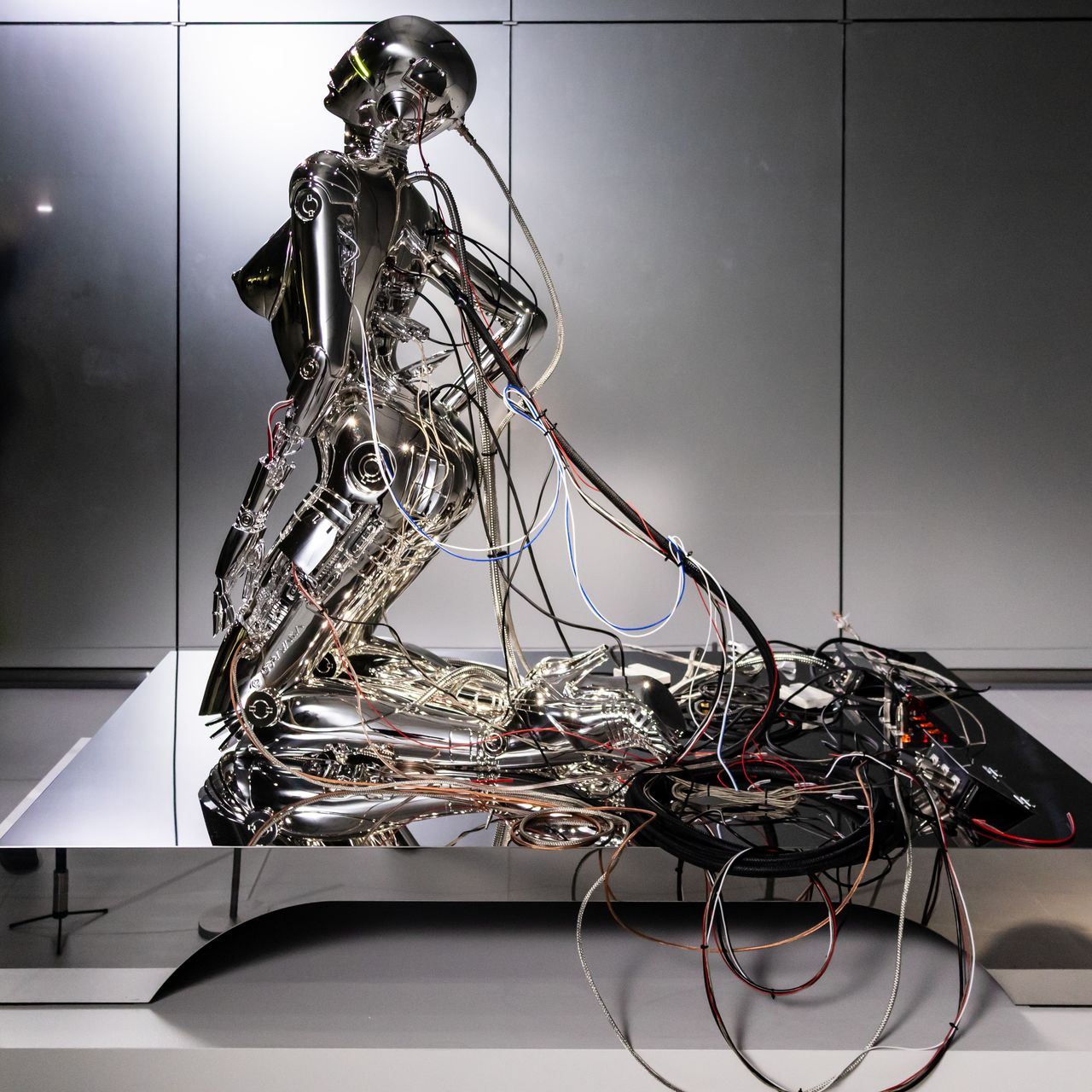 草薙素子をモデルにした空山基の新作彫像《Sexy Robot_The Ghost in the Shell type 1》 © Hajime Sorayama. Courtesy of NANZUKA. © Shirow Masamune / KODANSHA