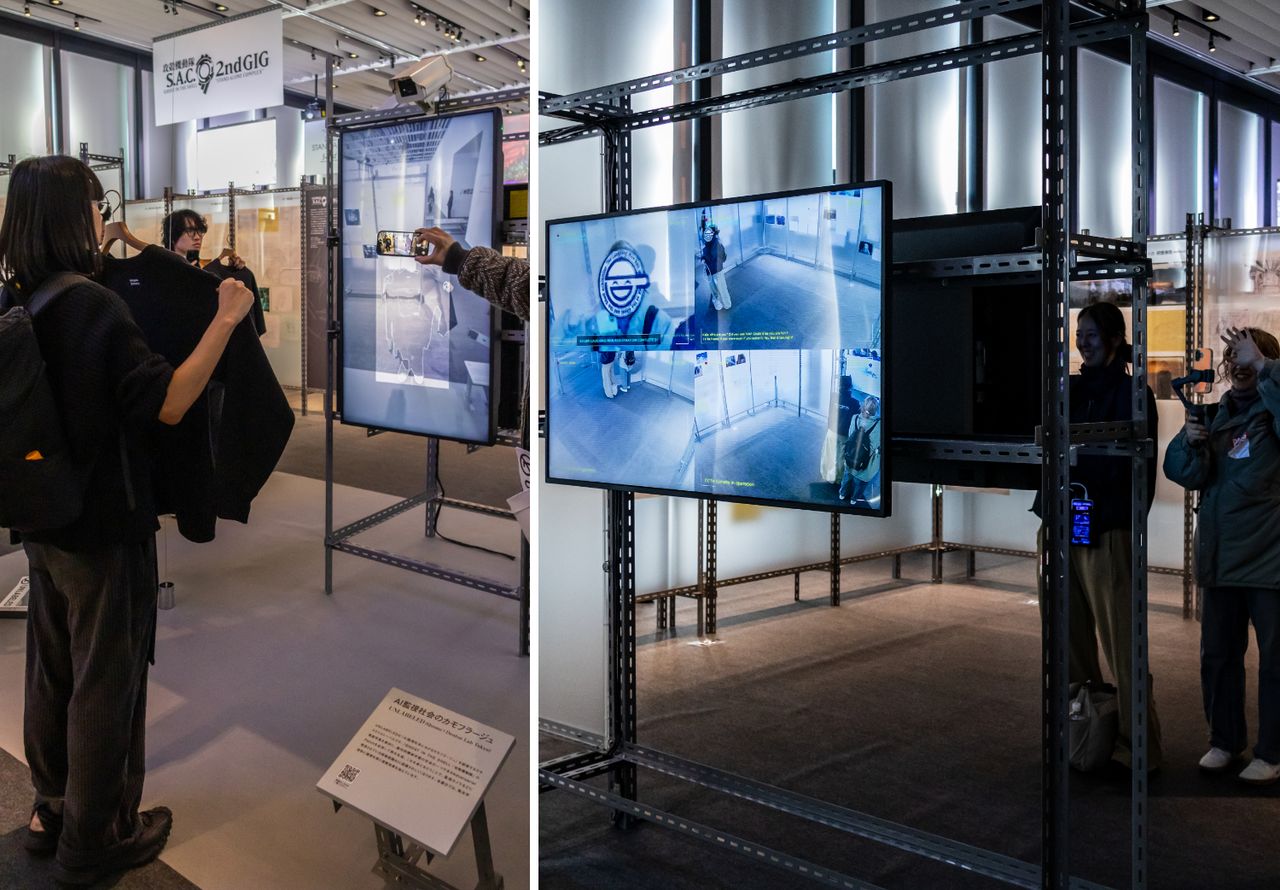 特殊なTシャツでAI監視カメラに認識されなくなったり、顔を“笑い男”にハッキングされたりと、アニメが描いた未来技術をモチーフにした体験型コンテンツ