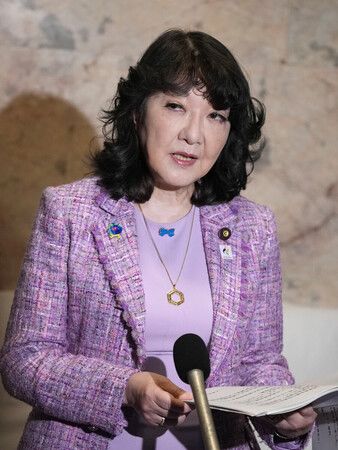 閣議後に記者会見する片山さつき財務相=27日午前、国会内