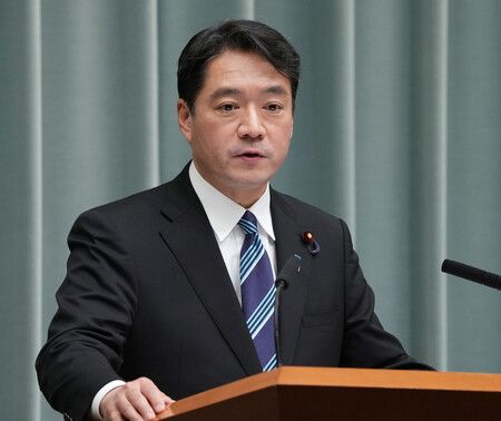 記者会見する尾崎正直官房副長官=30日午後、首相官邸