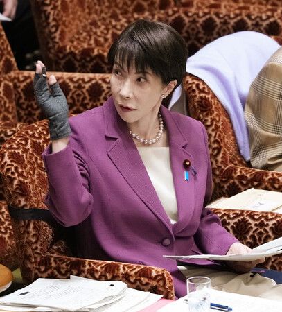 参院予算委員会で挙手する高市早苗首相=6日午前、国会内