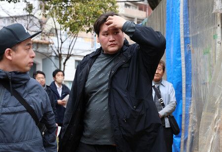 稽古場を出る伊勢ケ浜親方(右)=2月27日、大阪市