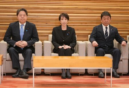 閣議に臨む茂木敏充外相(右)ら=10日午前、首相官邸