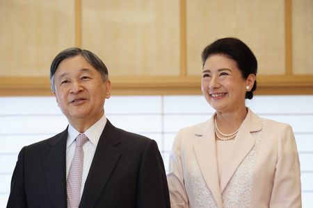 天皇、皇后両陛下=4月2日、皇居・御所(代表撮影)