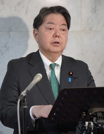 閣議後に記者会見する林芳正総務相=12日午前、国会内