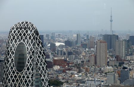 都心の街並み=4月24日、東京都内(EPA時事)