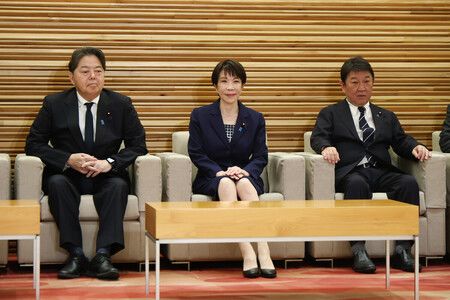 閣議に臨む高市早苗首相(中央)ら=15日午前、首相官邸