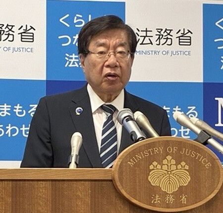 記者会見する平口洋法相=15日、法務省