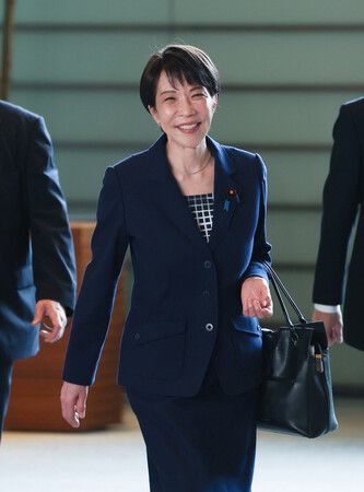 首相官邸に入る高市早苗首相=15日午前、東京・永田町