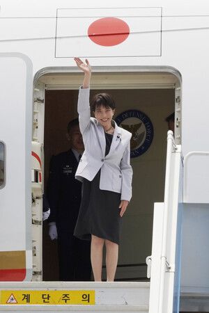 韓国の大邱国際空港に到着した高市早苗首相(右)=19日午後