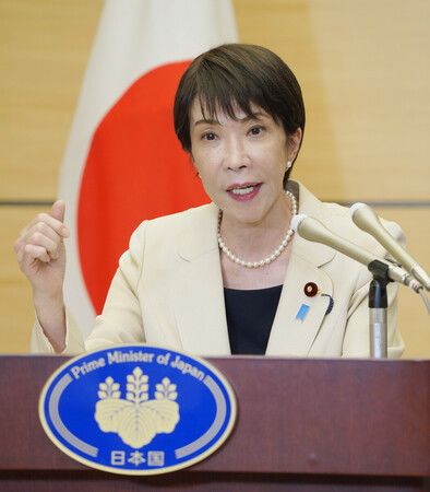 記者団の取材に応じる高市早苗首相=25日午後、首相官邸